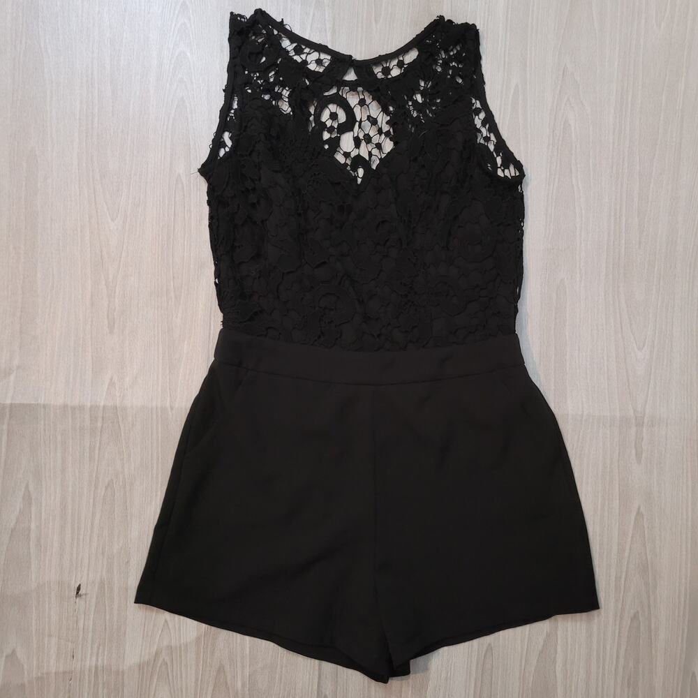Tea & Cup‎ Lace Eyelet Clasp Open Back Shorts Romper -Size:	M